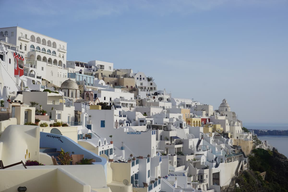 Bílá proménáda ve Fíe — Santorini má svou nejlepší gastronomii skrytou v bóčních uličkách mimo hlavní turistické trasy