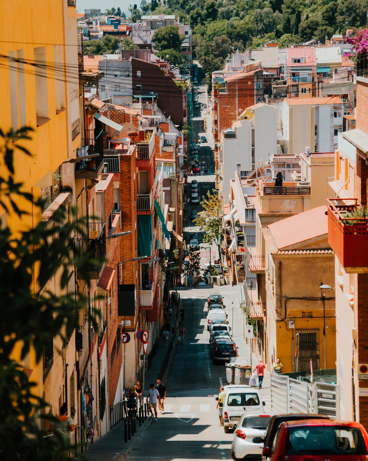 Úzké uličky čtvrti Gràcia — Barcelona, která žije mimo turistické trasy