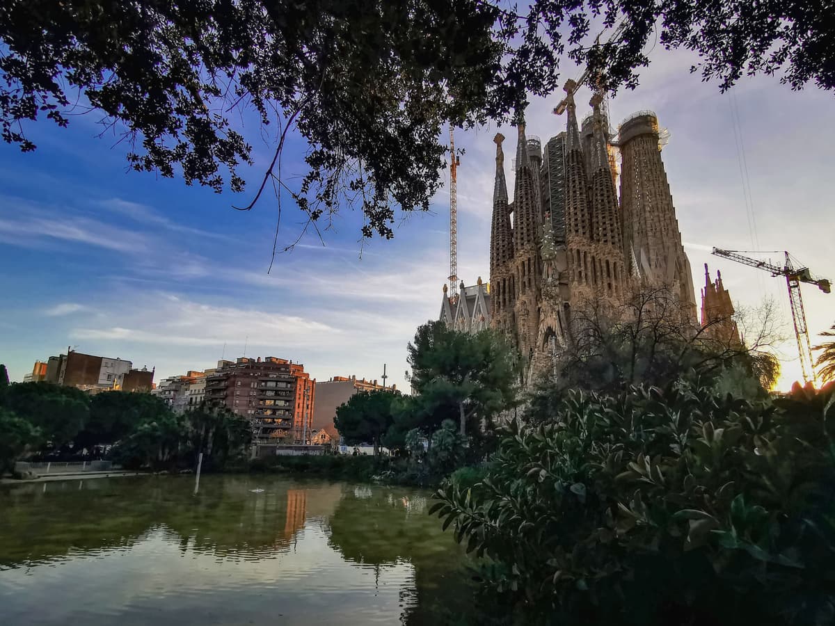 Sagrada Família odrážející se v rybníku — Gaudího dílo, které mění pohled na architekturu