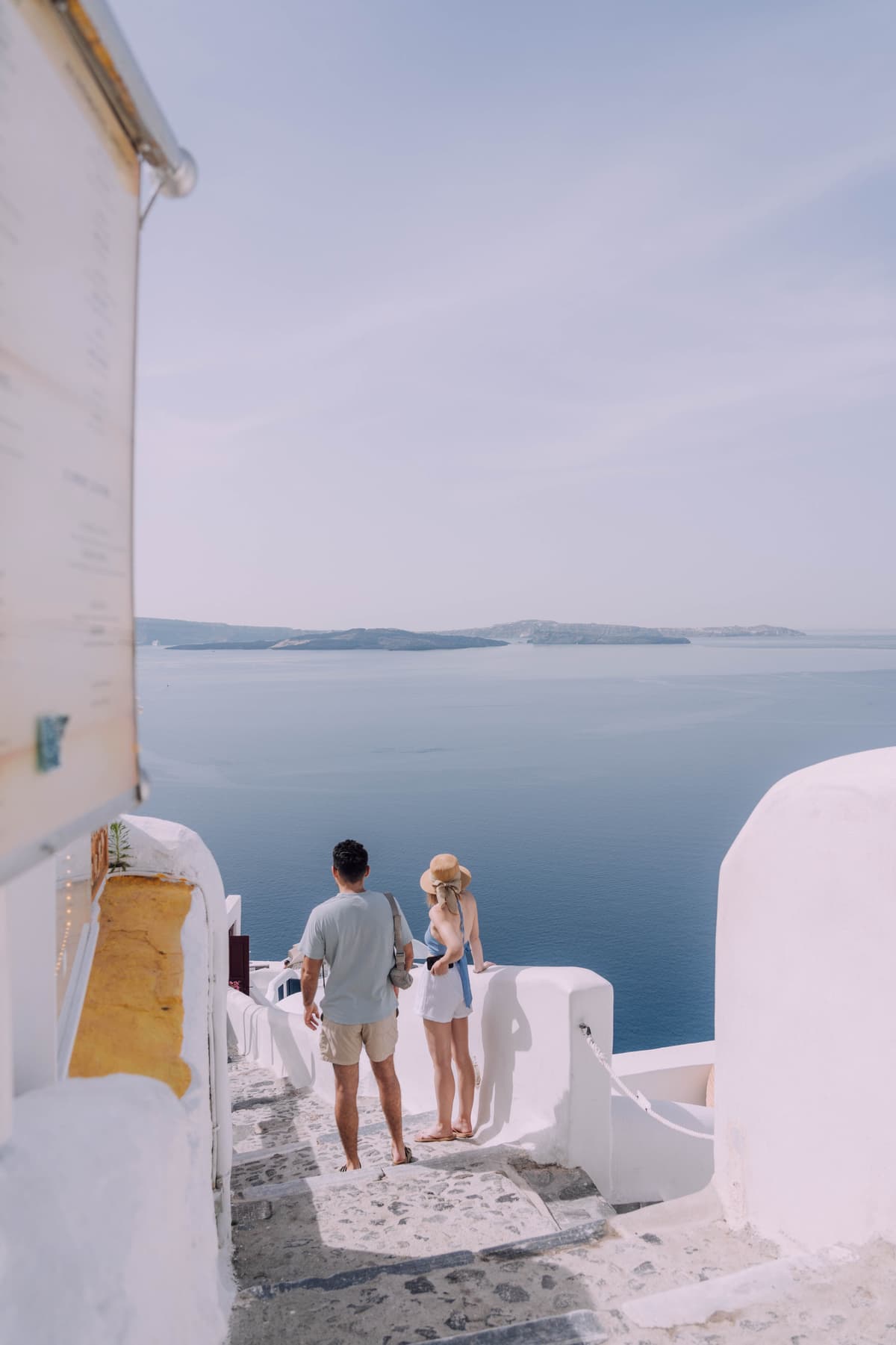 Bílé domy, modré kopule a výhled na kalderu — ikona Santorini, která stojí za oběť dřívějšího vstupu