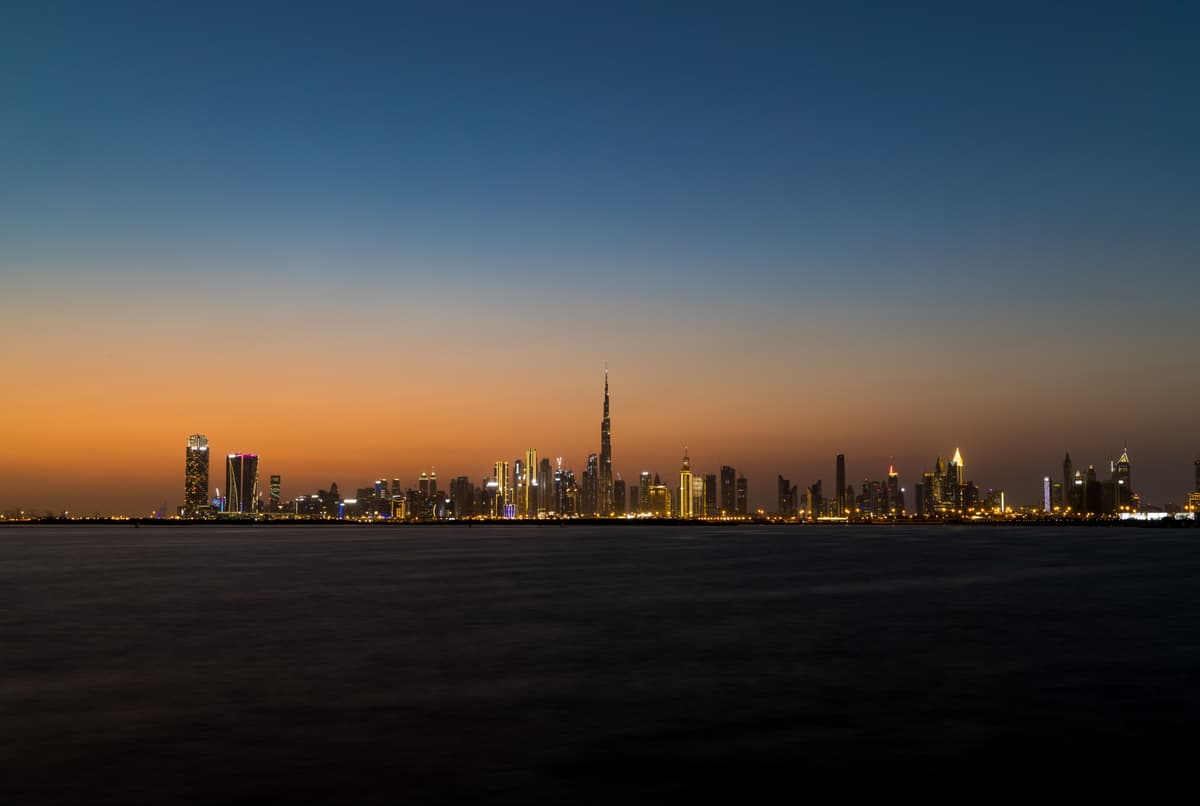 Panorama Dubaje s Burj Khalifou za soumraku — město, které vyrostlo z pouště za pár desetiletí