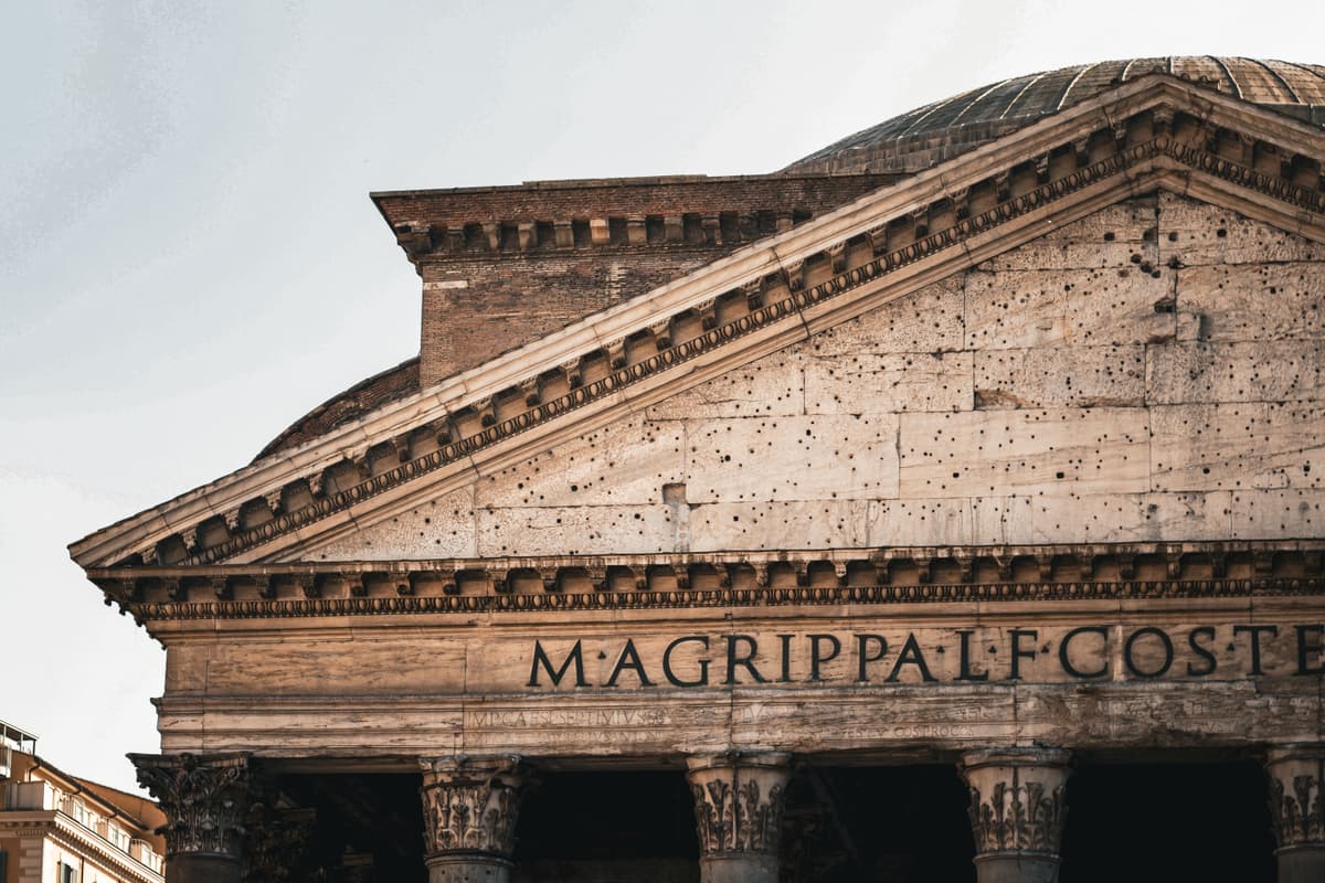 Pantheon — jeden z nejlépe zachovaných antických chrámů na světě, který stále domiě římskému náměstí