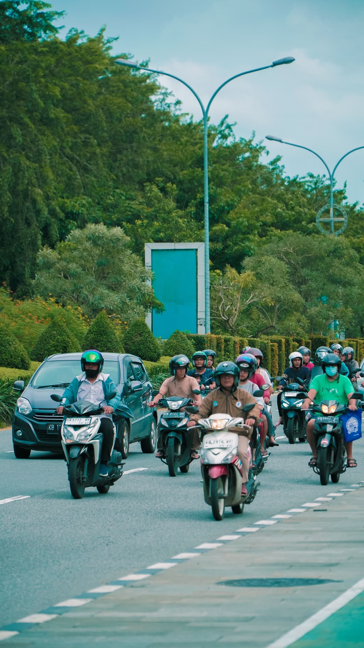 Motorky a skútry ovládají ulice Denpasar — typický obraz dopravy na Bali
