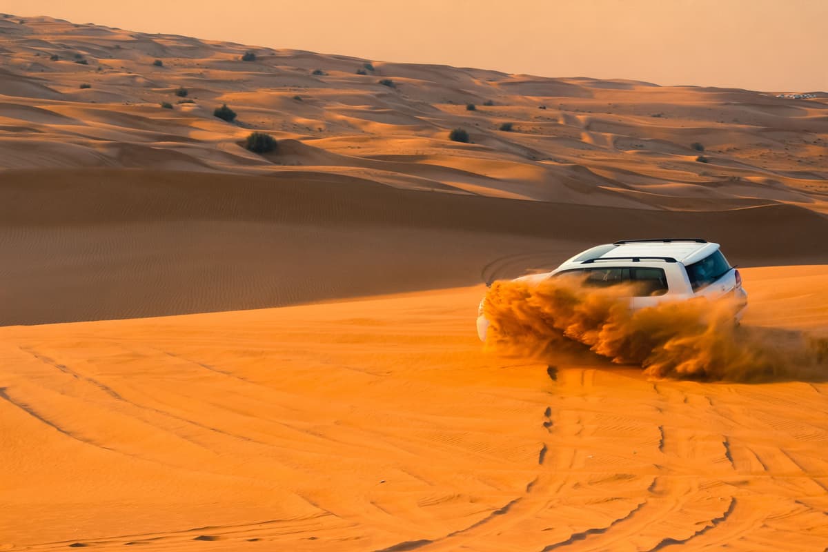 Desert safari v dunách u Dubaje — jízda na 4x4 po písečných přesypech je zážitek, který město samo o sobě nabínout nedá