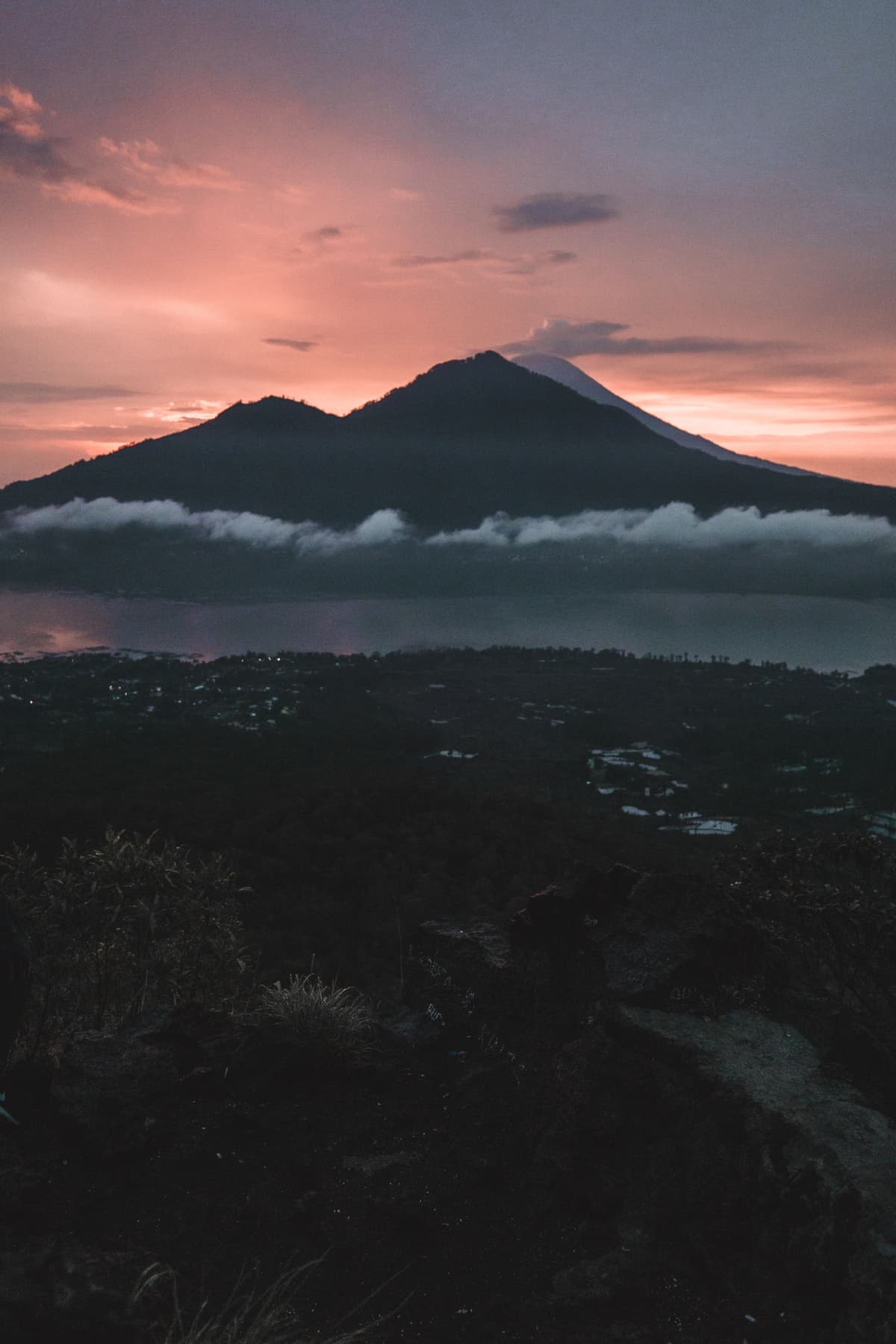 Sopka Batur nad oblaky při západ slunce — trek na vrchol patří k nezapomenutelným zážitkům