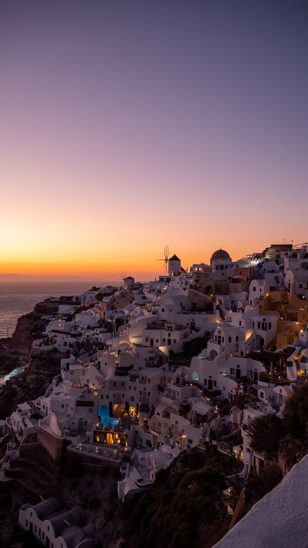Západ slunce nad Oia na Santorini — jeden z nejslavnejších pohledů v Evropě, který vyžaduje rannou rezervaci místa