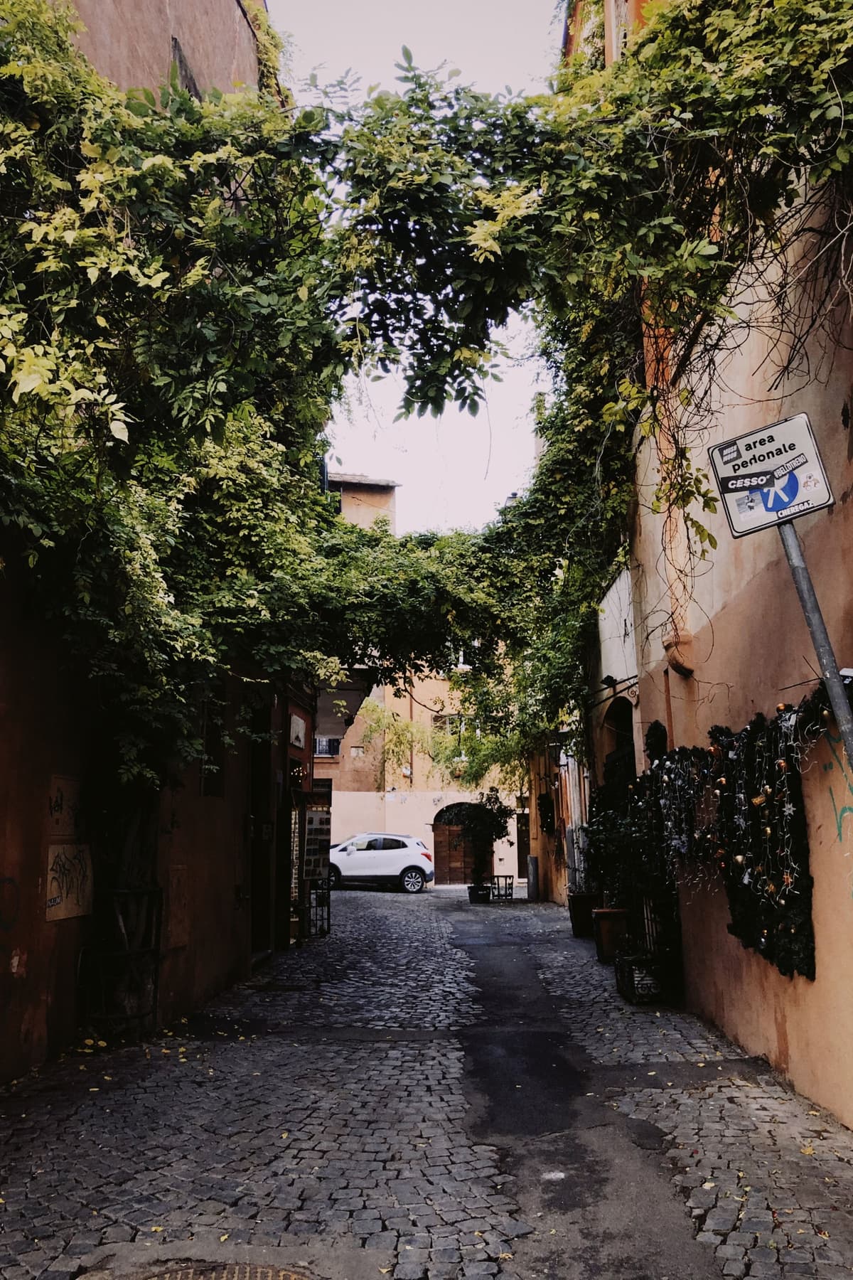 Dlážděné uličky Trastevere — římská čtvrť, která si zachovala autentický charakter starého města