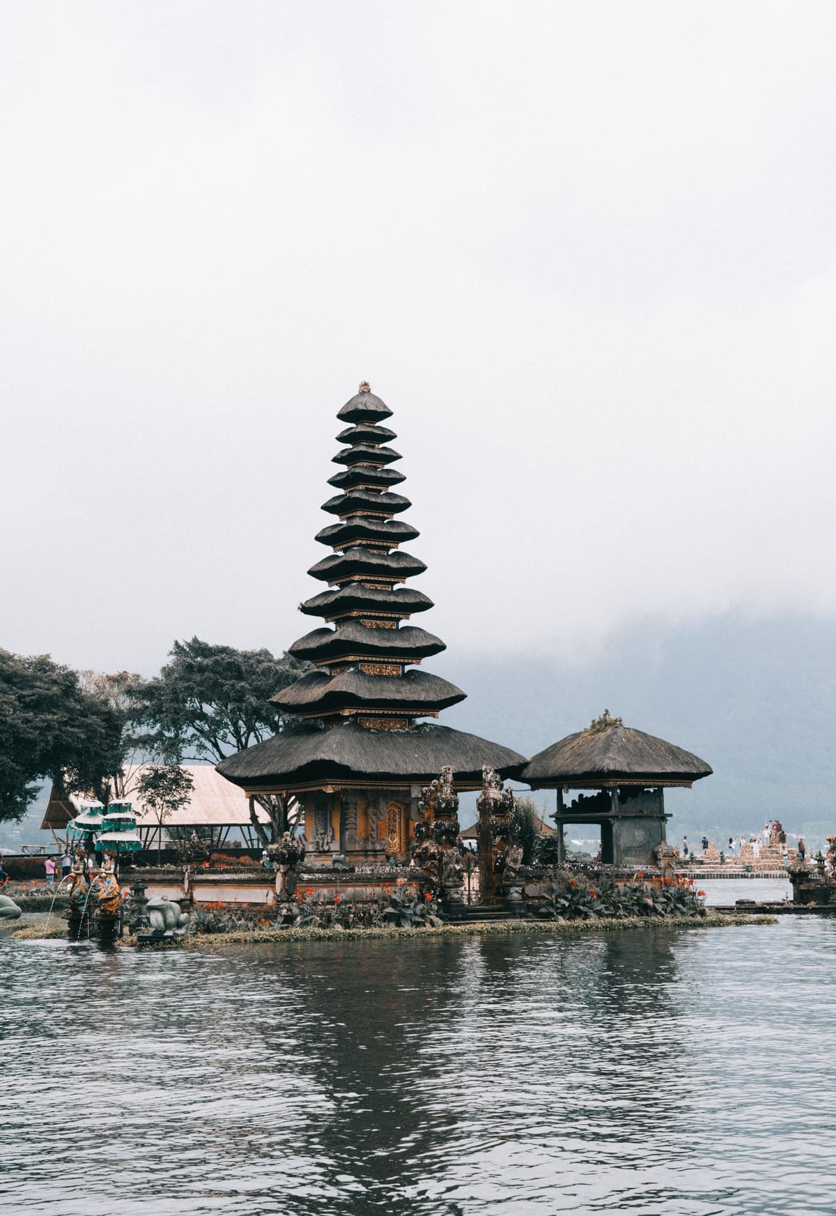 Chrám Ulun Danu Beratan na jezeře — jeden z nejfotografovanějších symbolů Bali